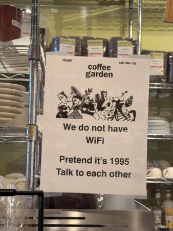 un nombre o un número - letrero de cafetería independiente invitando a los clientes a socializar sin WiFi